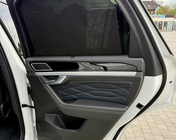 Белый Фольксваген Туарег, объемом двигателя 2.97 л и пробегом 2 тыс. км за 92000 $, фото 13 на Automoto.ua