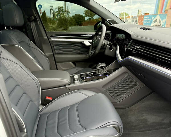 Белый Фольксваген Туарег, объемом двигателя 2.97 л и пробегом 2 тыс. км за 92000 $, фото 15 на Automoto.ua