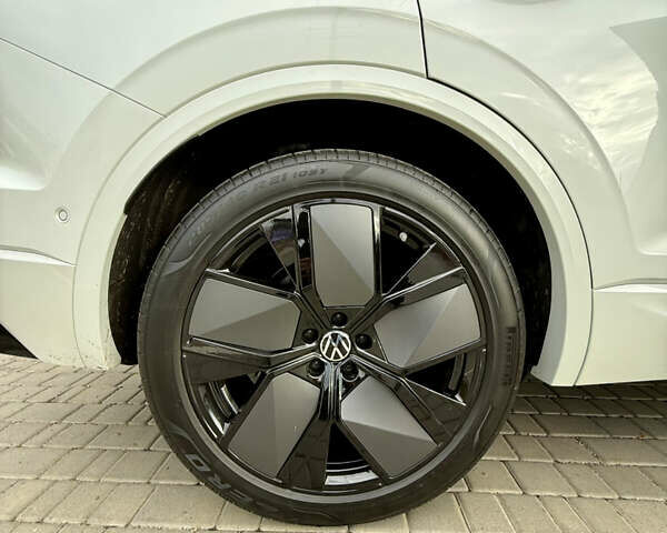 Белый Фольксваген Туарег, объемом двигателя 2.97 л и пробегом 2 тыс. км за 92000 $, фото 30 на Automoto.ua