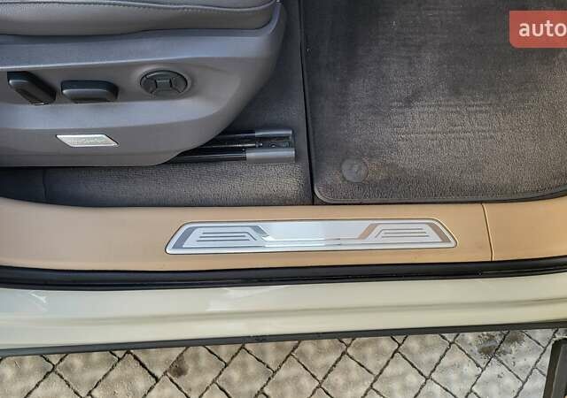 Бежевий Фольксваген Туарег, об'ємом двигуна 2.97 л та пробігом 128 тис. км за 53500 $, фото 64 на Automoto.ua