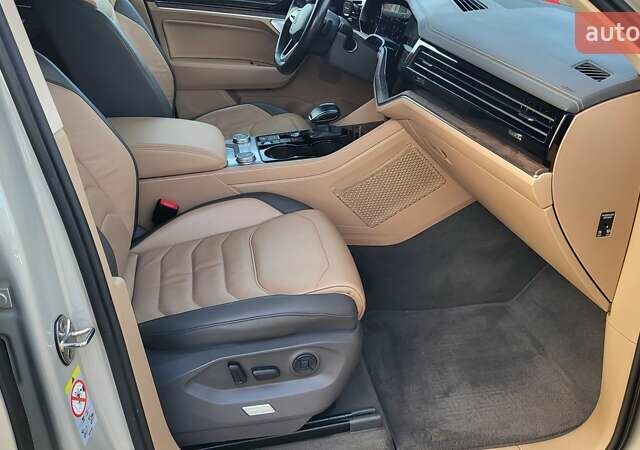 Бежевий Фольксваген Туарег, об'ємом двигуна 2.97 л та пробігом 128 тис. км за 53500 $, фото 68 на Automoto.ua