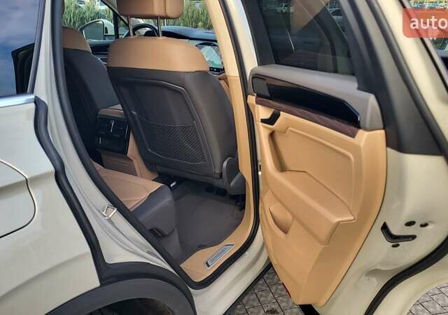 Бежевий Фольксваген Туарег, об'ємом двигуна 2.97 л та пробігом 128 тис. км за 53500 $, фото 60 на Automoto.ua