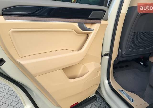 Бежевий Фольксваген Туарег, об'ємом двигуна 2.97 л та пробігом 128 тис. км за 53500 $, фото 58 на Automoto.ua