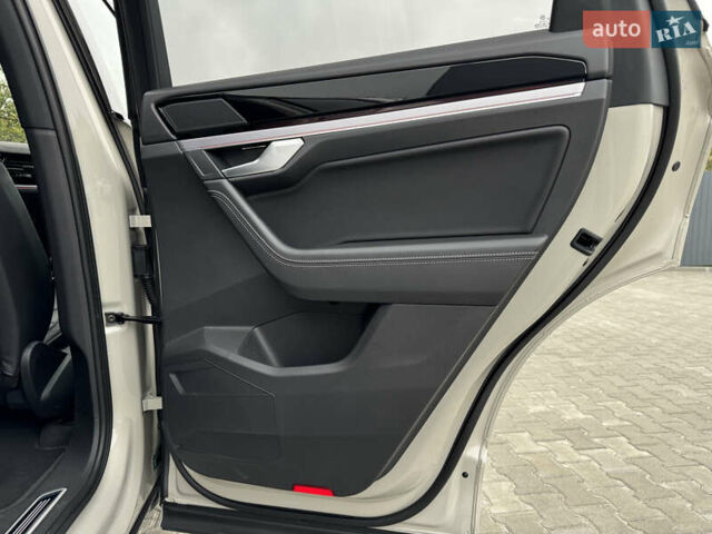 Бежевый Фольксваген Туарег, объемом двигателя 2.99 л и пробегом 9 тыс. км за 77000 $, фото 53 на Automoto.ua