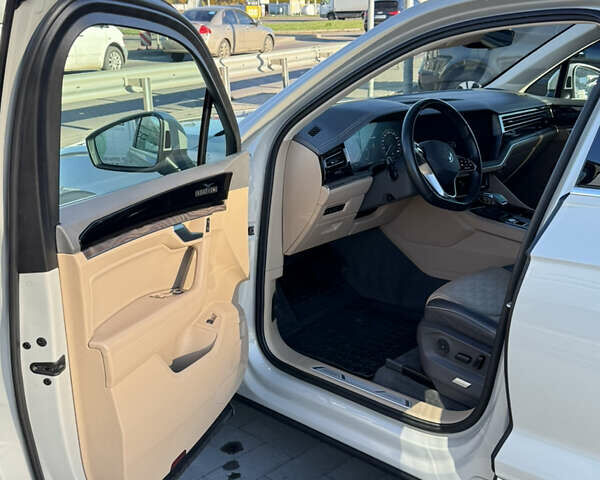 Бежевий Фольксваген Туарег, об'ємом двигуна 2.97 л та пробігом 265 тис. км за 48000 $, фото 5 на Automoto.ua