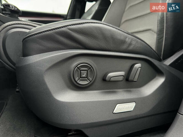 Бежевый Фольксваген Туарег, объемом двигателя 2.99 л и пробегом 9 тыс. км за 77000 $, фото 22 на Automoto.ua