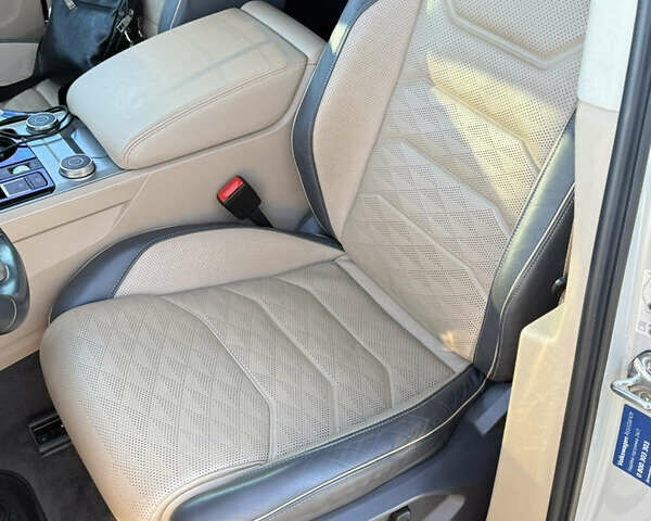 Бежевий Фольксваген Туарег, об'ємом двигуна 2.97 л та пробігом 265 тис. км за 48000 $, фото 23 на Automoto.ua