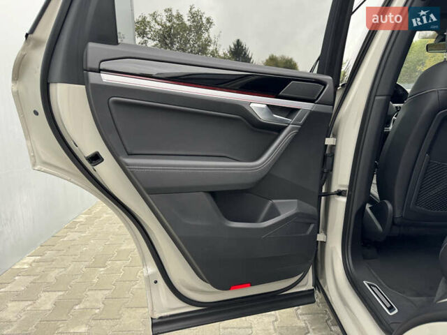 Бежевый Фольксваген Туарег, объемом двигателя 2.99 л и пробегом 9 тыс. км за 77000 $, фото 52 на Automoto.ua