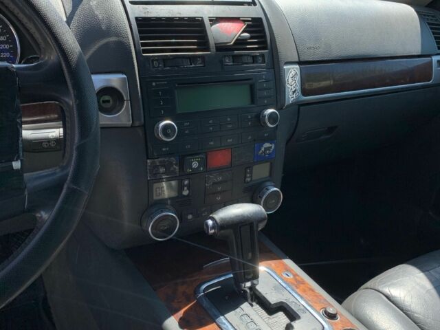 Черный Фольксваген Туарег, объемом двигателя 3.2 л и пробегом 270 тыс. км за 3475 $, фото 6 на Automoto.ua