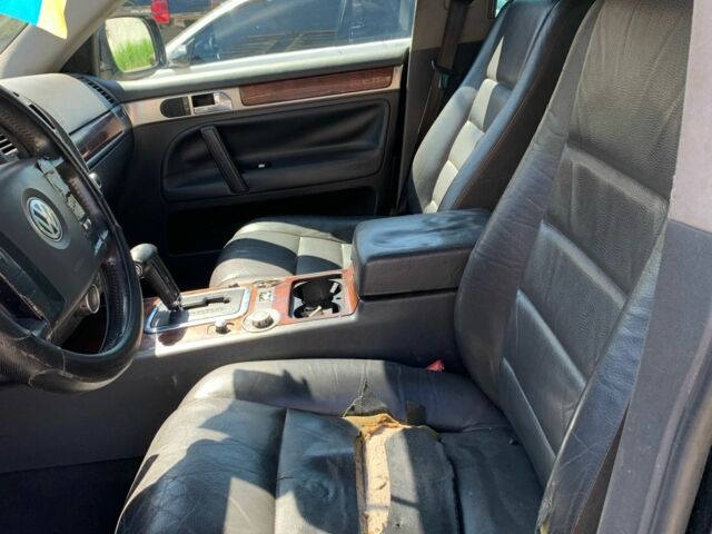 Черный Фольксваген Туарег, объемом двигателя 3.2 л и пробегом 270 тыс. км за 3475 $, фото 7 на Automoto.ua