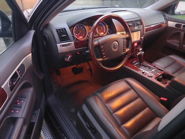 Черный Фольксваген Туарег, объемом двигателя 3.2 л и пробегом 204 тыс. км за 8100 $, фото 5 на Automoto.ua