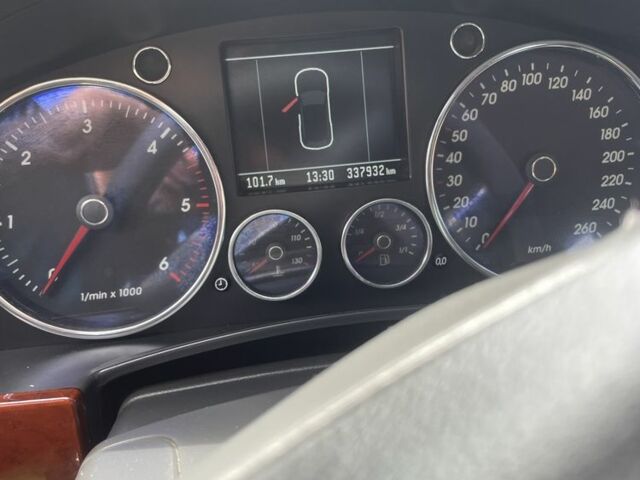 Черный Фольксваген Туарег, объемом двигателя 2.5 л и пробегом 338 тыс. км за 8500 $, фото 4 на Automoto.ua