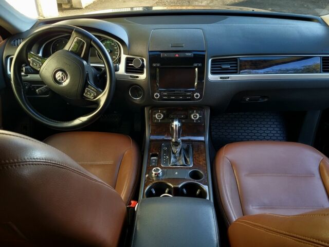 Чорний Фольксваген Туарег, об'ємом двигуна 3 л та пробігом 306 тис. км за 17000 $, фото 5 на Automoto.ua