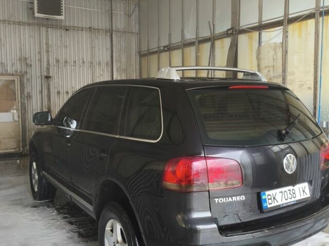 Чорний Фольксваген Туарег, об'ємом двигуна 2.5 л та пробігом 320 тис. км за 4850 $, фото 1 на Automoto.ua