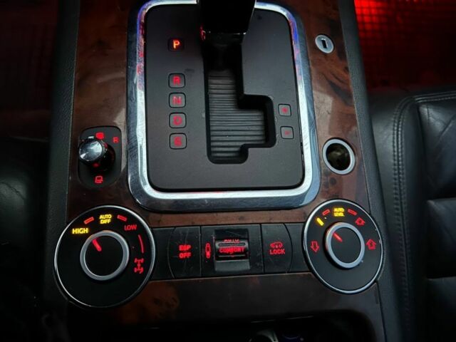 Чорний Фольксваген Туарег, об'ємом двигуна 4.2 л та пробігом 343 тис. км за 5500 $, фото 13 на Automoto.ua