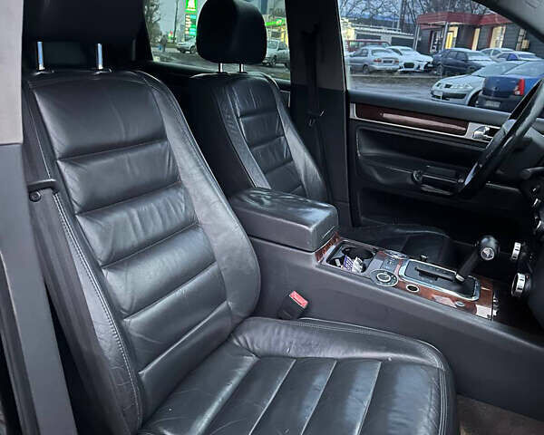 Черный Фольксваген Туарег, объемом двигателя 4.17 л и пробегом 343 тыс. км за 5500 $, фото 10 на Automoto.ua