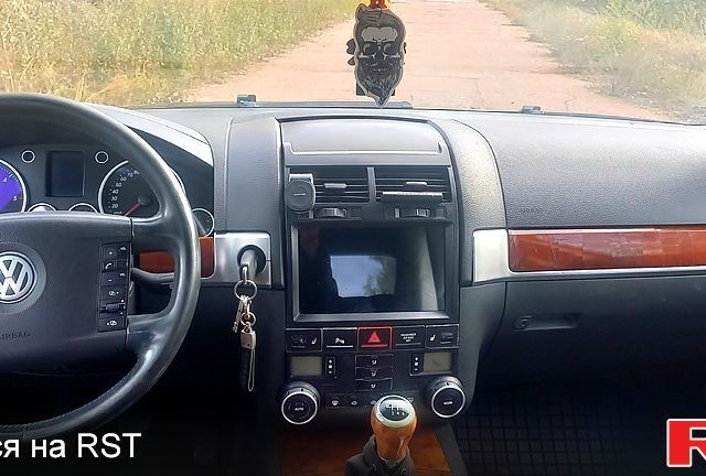 Черный Фольксваген Туарег, объемом двигателя 2.5 л и пробегом 310 тыс. км за 7500 $, фото 2 на Automoto.ua