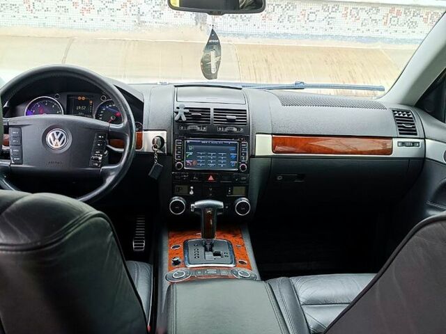 Черный Фольксваген Туарег, объемом двигателя 4.2 л и пробегом 0 тыс. км за 8000 $, фото 2 на Automoto.ua