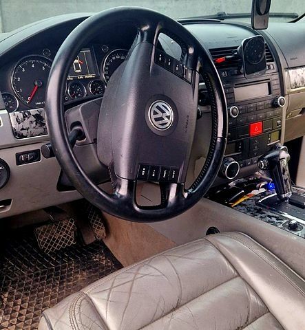 Черный Фольксваген Туарег, объемом двигателя 3.2 л и пробегом 204 тыс. км за 7400 $, фото 4 на Automoto.ua