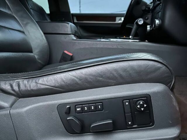 Чорний Фольксваген Туарег, об'ємом двигуна 4.2 л та пробігом 343 тис. км за 5500 $, фото 11 на Automoto.ua