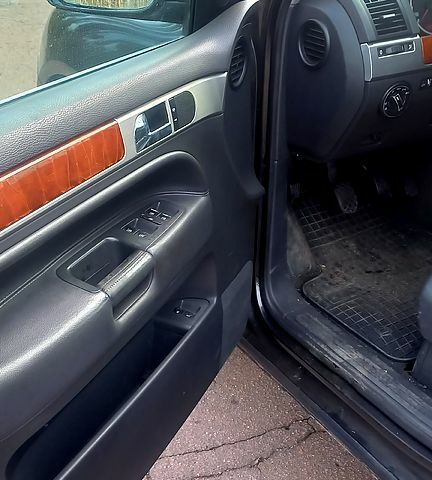 Черный Фольксваген Туарег, объемом двигателя 2.5 л и пробегом 310 тыс. км за 7500 $, фото 1 на Automoto.ua