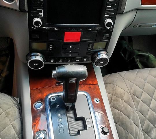 Черный Фольксваген Туарег, объемом двигателя 3.2 л и пробегом 430 тыс. км за 9500 $, фото 5 на Automoto.ua