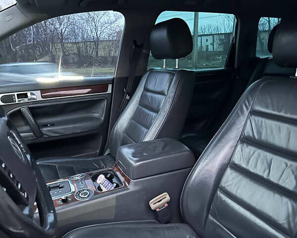 Черный Фольксваген Туарег, объемом двигателя 4.17 л и пробегом 343 тыс. км за 5500 $, фото 12 на Automoto.ua