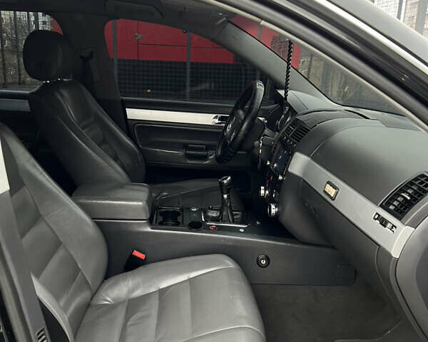 Черный Фольксваген Туарег, объемом двигателя 2.46 л и пробегом 426 тыс. км за 7400 $, фото 32 на Automoto.ua