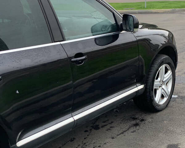 Черный Фольксваген Туарег, объемом двигателя 4.9 л и пробегом 230 тыс. км за 5800 $, фото 2 на Automoto.ua