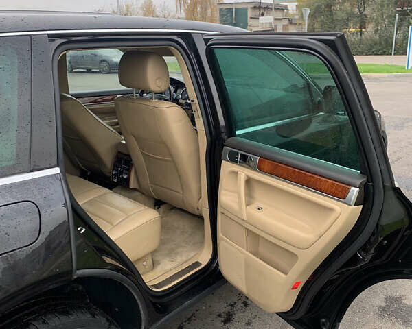 Черный Фольксваген Туарег, объемом двигателя 4.9 л и пробегом 230 тыс. км за 5800 $, фото 9 на Automoto.ua