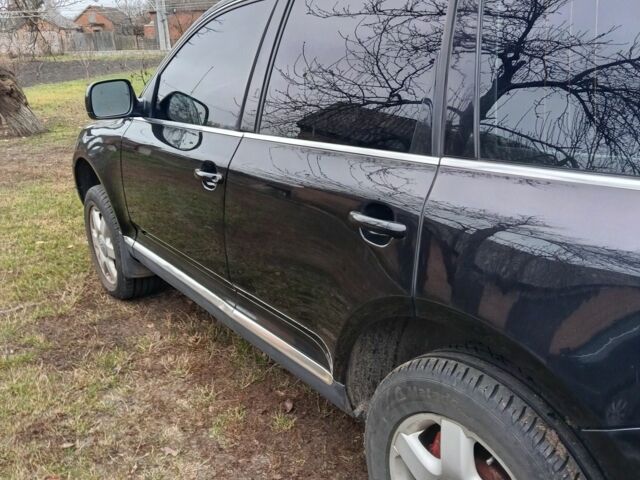 Черный Фольксваген Туарег, объемом двигателя 3.2 л и пробегом 320 тыс. км за 7800 $, фото 2 на Automoto.ua