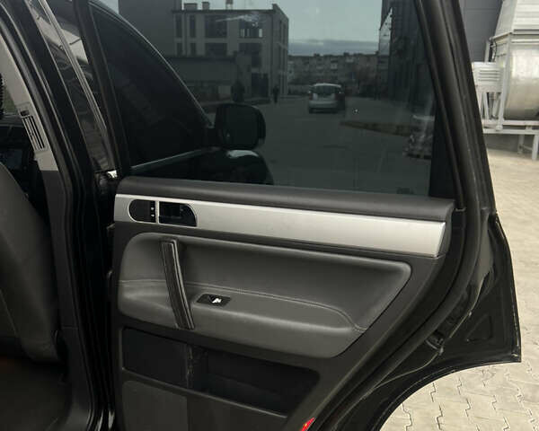 Черный Фольксваген Туарег, объемом двигателя 2.46 л и пробегом 426 тыс. км за 7400 $, фото 28 на Automoto.ua