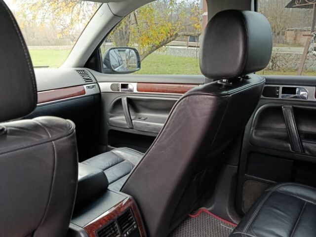 Черный Фольксваген Туарег, объемом двигателя 3.2 л и пробегом 320 тыс. км за 7800 $, фото 5 на Automoto.ua