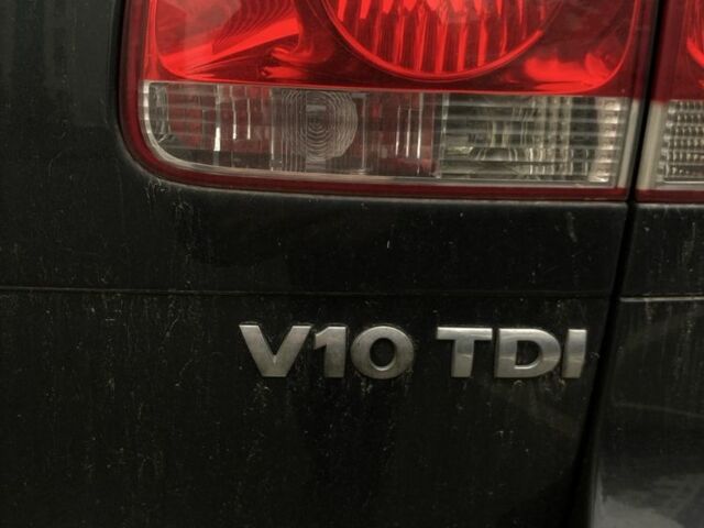 Черный Фольксваген Туарег, объемом двигателя 5 л и пробегом 225 тыс. км за 4099 $, фото 7 на Automoto.ua