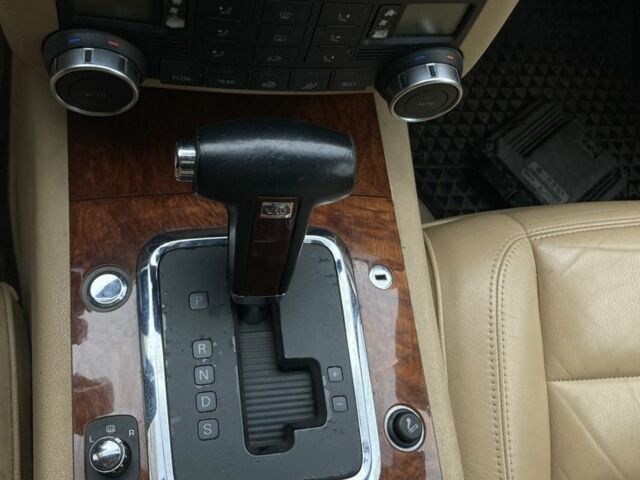 Черный Фольксваген Туарег, объемом двигателя 5 л и пробегом 225 тыс. км за 4099 $, фото 18 на Automoto.ua