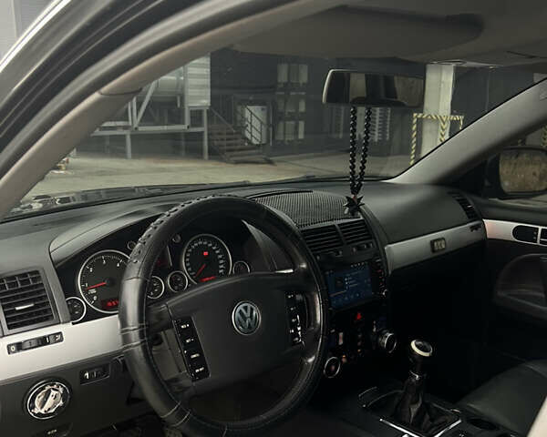 Черный Фольксваген Туарег, объемом двигателя 2.46 л и пробегом 426 тыс. км за 7400 $, фото 15 на Automoto.ua