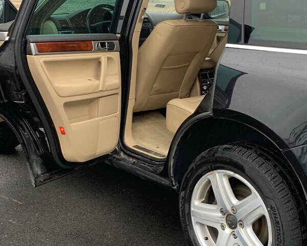 Черный Фольксваген Туарег, объемом двигателя 4.9 л и пробегом 230 тыс. км за 5800 $, фото 8 на Automoto.ua