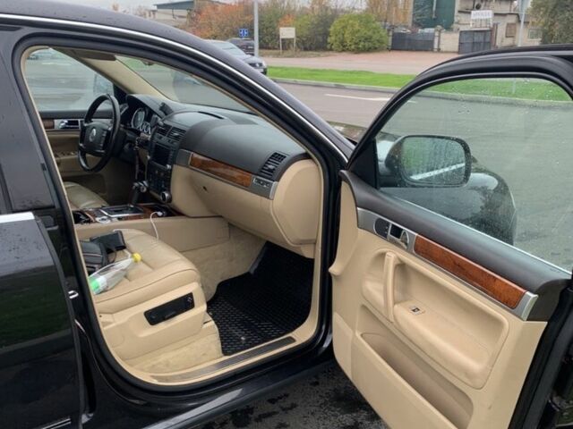 Черный Фольксваген Туарег, объемом двигателя 5 л и пробегом 230 тыс. км за 5800 $, фото 10 на Automoto.ua