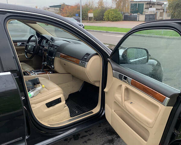 Черный Фольксваген Туарег, объемом двигателя 4.9 л и пробегом 230 тыс. км за 5800 $, фото 10 на Automoto.ua