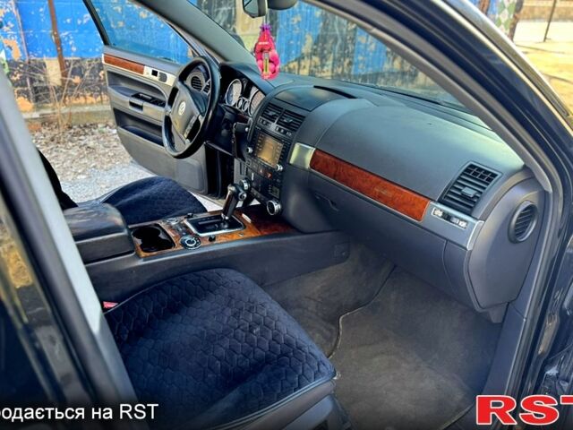 Черный Фольксваген Туарег, объемом двигателя 4.2 л и пробегом 250 тыс. км за 4700 $, фото 7 на Automoto.ua