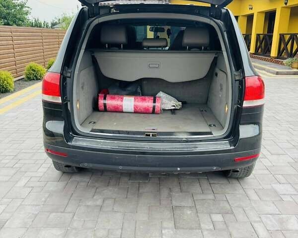 Черный Фольксваген Туарег, объемом двигателя 2.46 л и пробегом 330 тыс. км за 7900 $, фото 4 на Automoto.ua