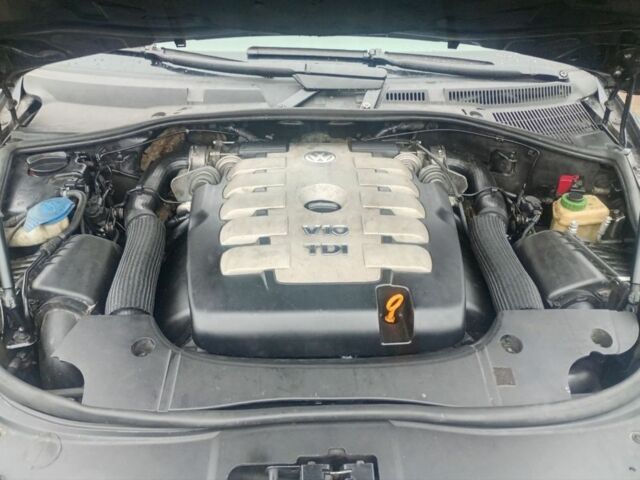 Черный Фольксваген Туарег, объемом двигателя 5 л и пробегом 313 тыс. км за 3500 $, фото 5 на Automoto.ua