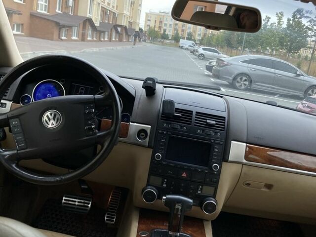 Черный Фольксваген Туарег, объемом двигателя 5 л и пробегом 225 тыс. км за 4099 $, фото 9 на Automoto.ua