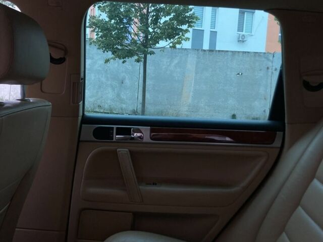 Черный Фольксваген Туарег, объемом двигателя 5 л и пробегом 225 тыс. км за 4099 $, фото 10 на Automoto.ua