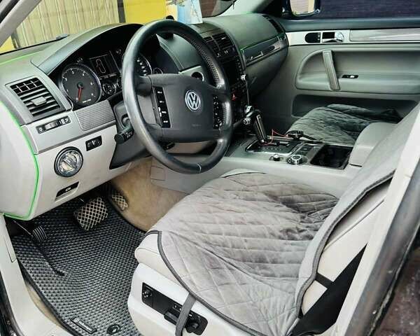 Чорний Фольксваген Туарег, об'ємом двигуна 2.46 л та пробігом 330 тис. км за 7300 $, фото 3 на Automoto.ua