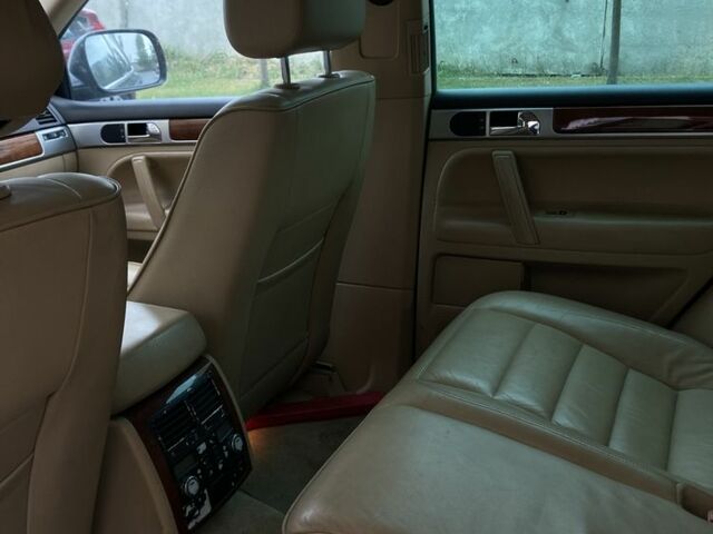 Черный Фольксваген Туарег, объемом двигателя 5 л и пробегом 225 тыс. км за 4099 $, фото 8 на Automoto.ua