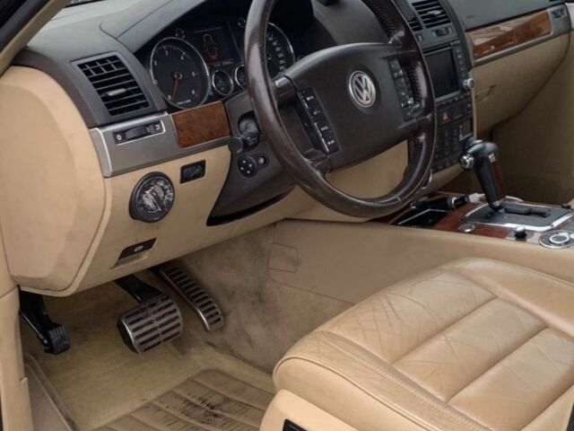 Черный Фольксваген Туарег, объемом двигателя 5 л и пробегом 230 тыс. км за 5800 $, фото 4 на Automoto.ua