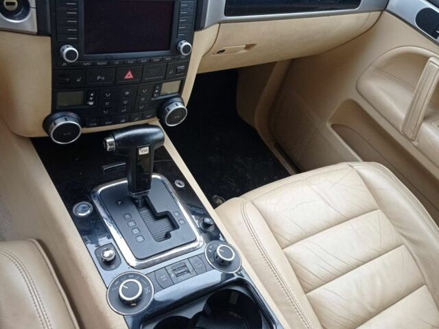 Черный Фольксваген Туарег, объемом двигателя 5 л и пробегом 290 тыс. км за 5000 $, фото 7 на Automoto.ua