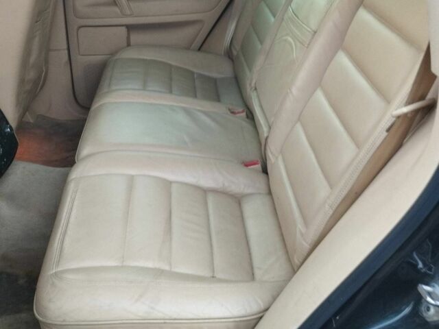 Черный Фольксваген Туарег, объемом двигателя 5 л и пробегом 290 тыс. км за 5000 $, фото 1 на Automoto.ua