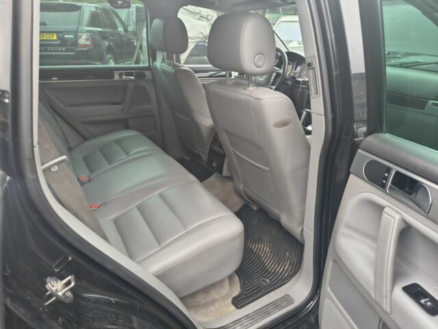 Черный Фольксваген Туарег, объемом двигателя 3.2 л и пробегом 999 тыс. км за 3550 $, фото 5 на Automoto.ua